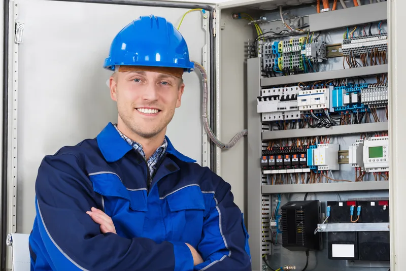 Électricien professionnel au travail — Aquitaine Dépannage, Aquitaine